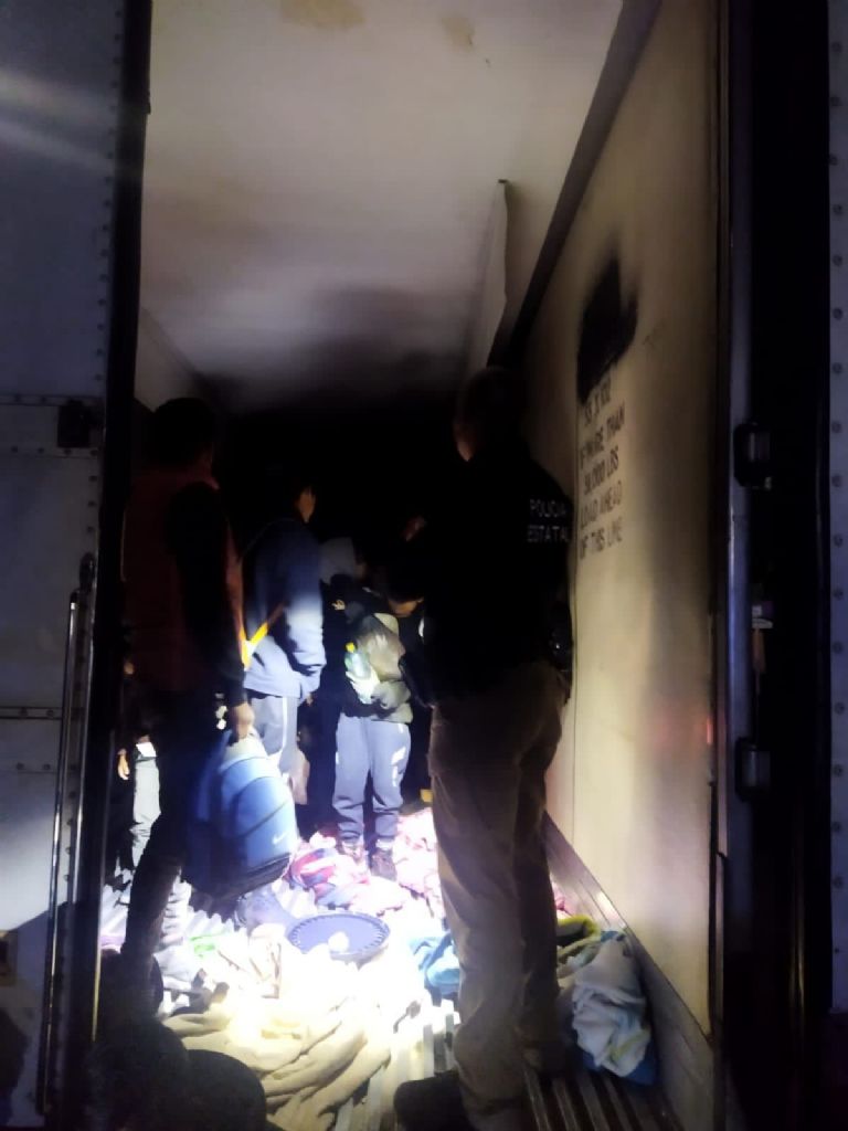 Autoridades rescataron a 92 migrantes que viajaban hacinados en un tráiler