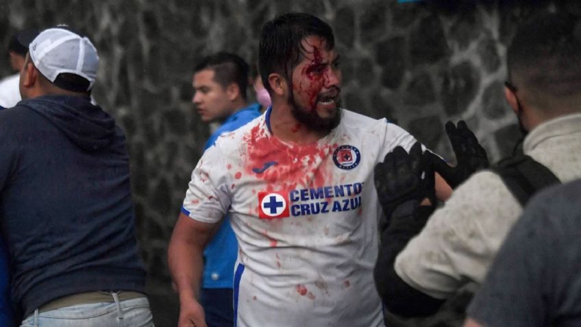 Sigue la violencia en la Liga MX: Fanáticos de Cruz Azul protagonizan riña en el Estadio Azteca