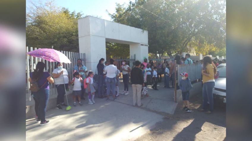 Padres de familia se manifiestan por falta de clases presenciales en Ciudad Obregón