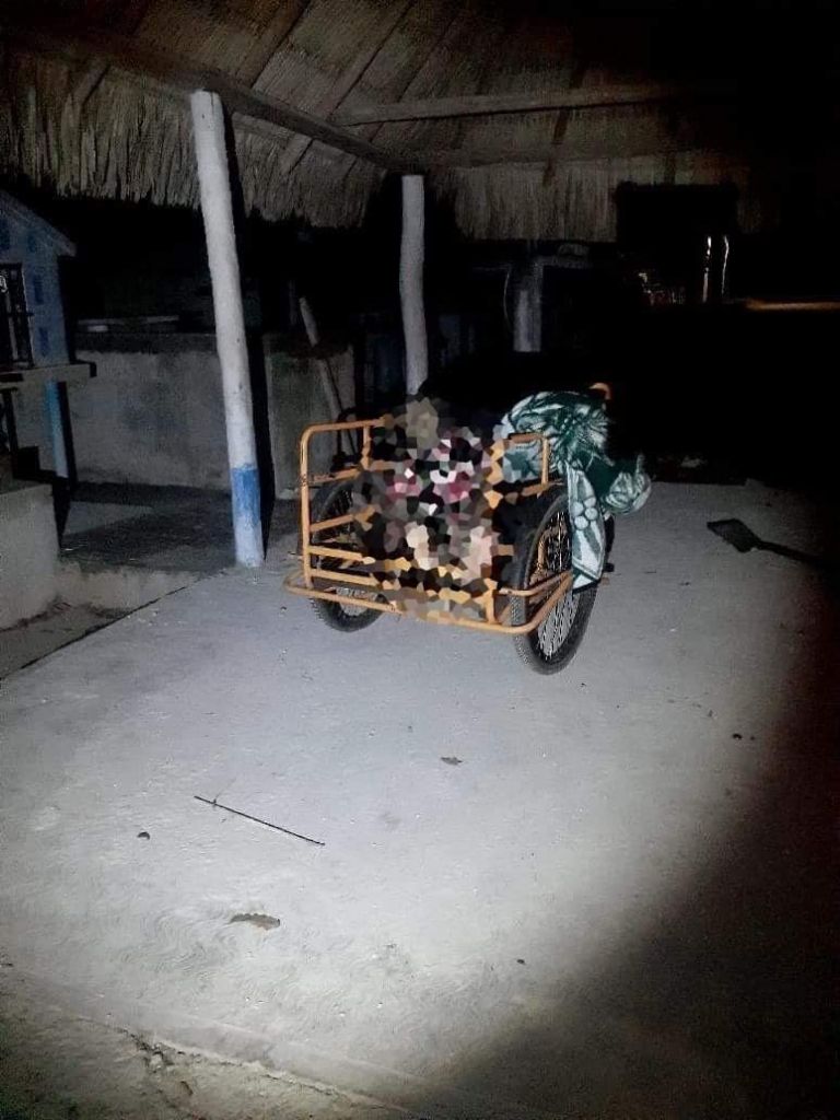 Hombre exhuma a su madre y la pasea en un triciclo, en Quintana Roo