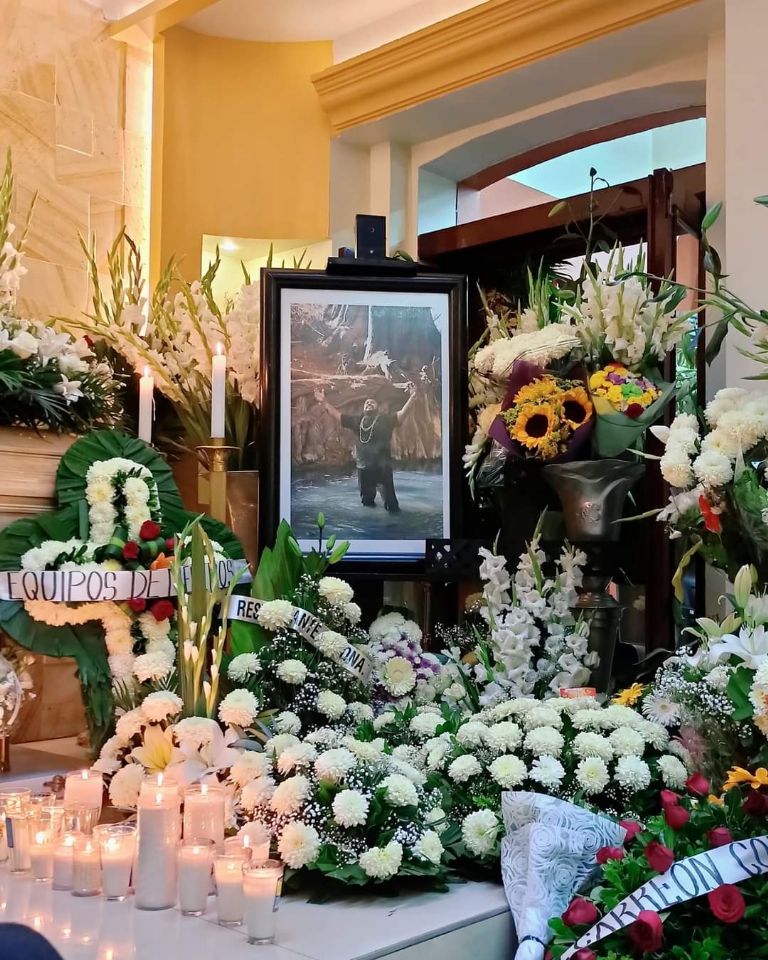 En la imagen, amigos y seres queridos despiden al chef Arcadio, ultimado en Oaxaca.