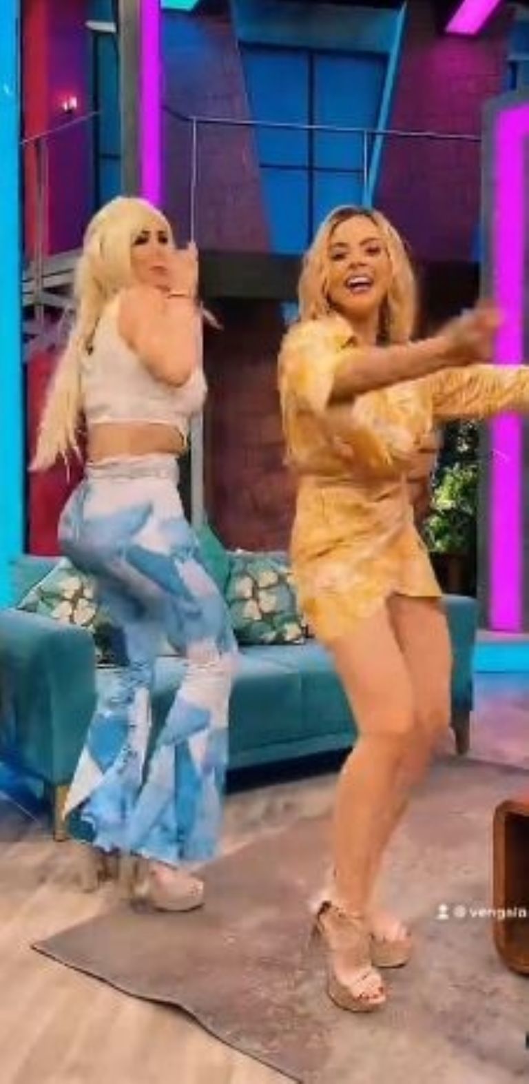 La Bebeshita y Gaby Ramírez bailando
