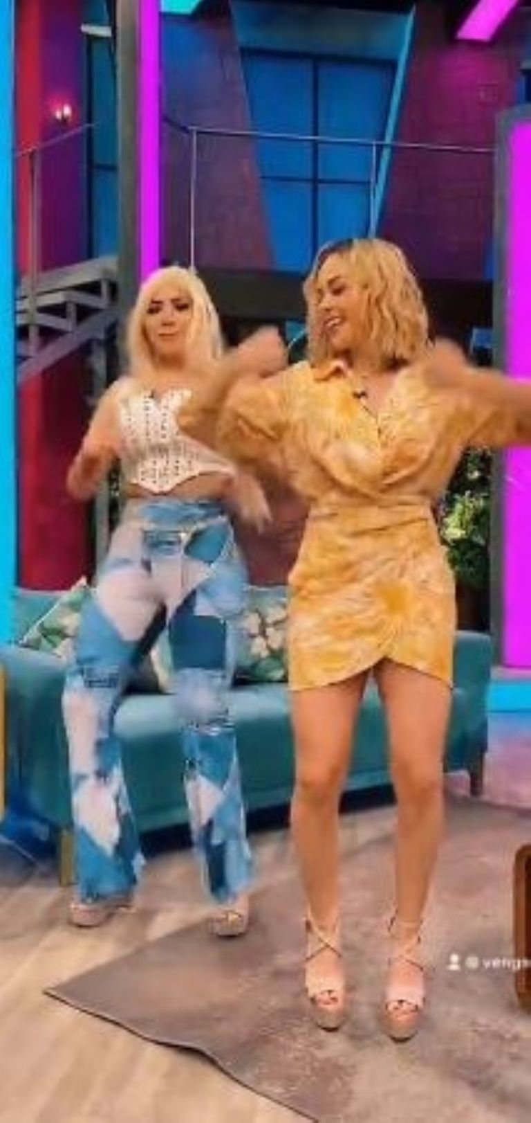 Conductoras de 'VLA' bailando música de Daddy Yankee