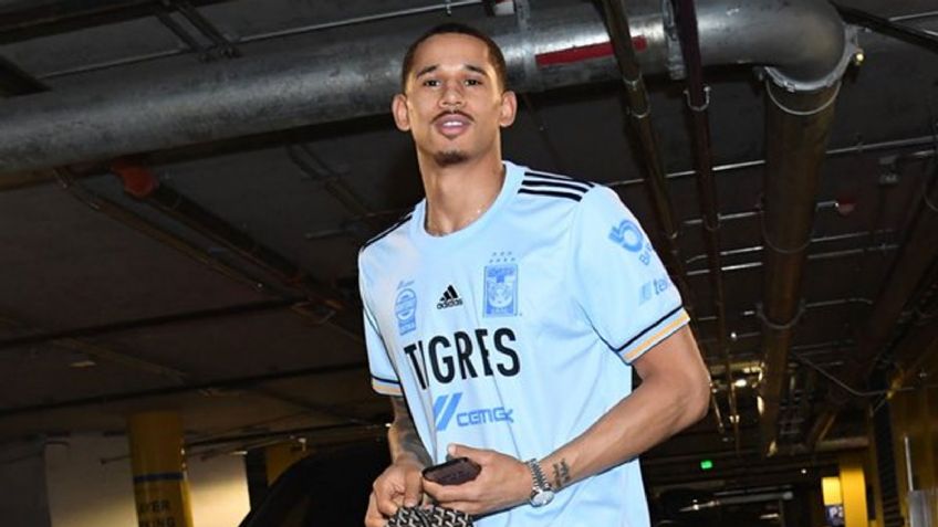 Juan Toscano, incomparable: El mexicano llegó al Warriors vs Jazz vistiendo playera de Tigres