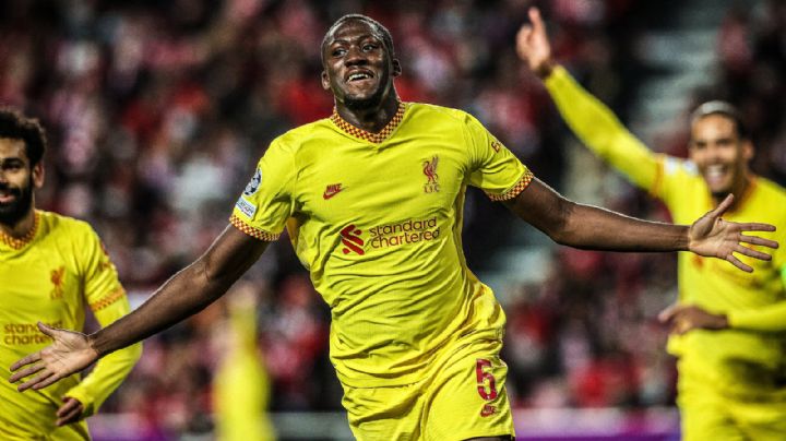 Liverpool alza el vuelo en su visita al Benfica; golea y casi define su boleto en la Champions