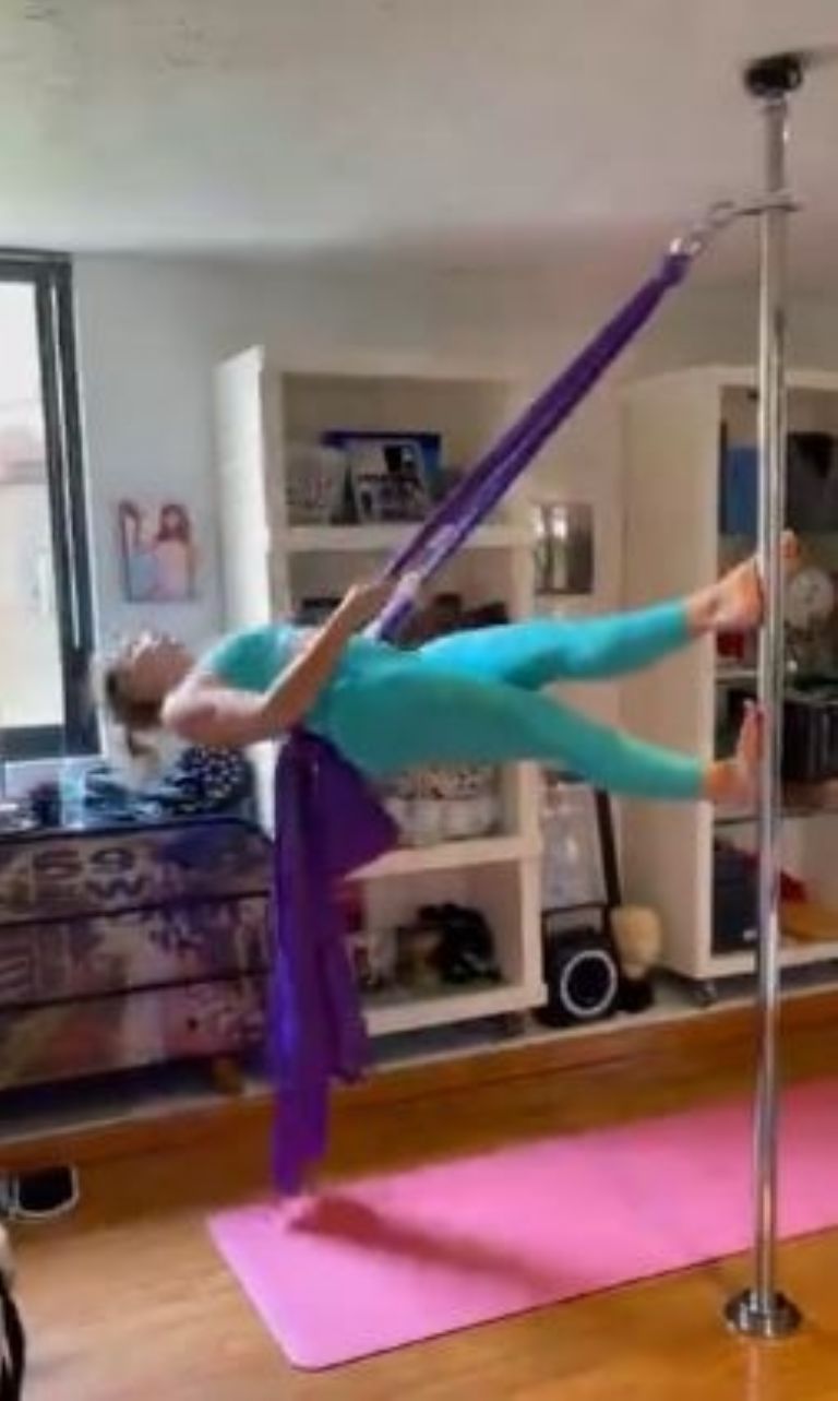 Itatí Cantoral regresa a clases de pole dance