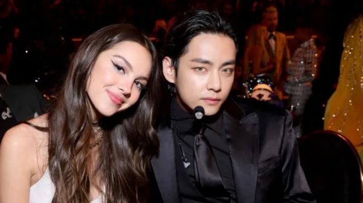 ¿Se le declaró? Esto fue lo que le dijo al oído V de BTS a Olivia Rodrigo en el Grammy