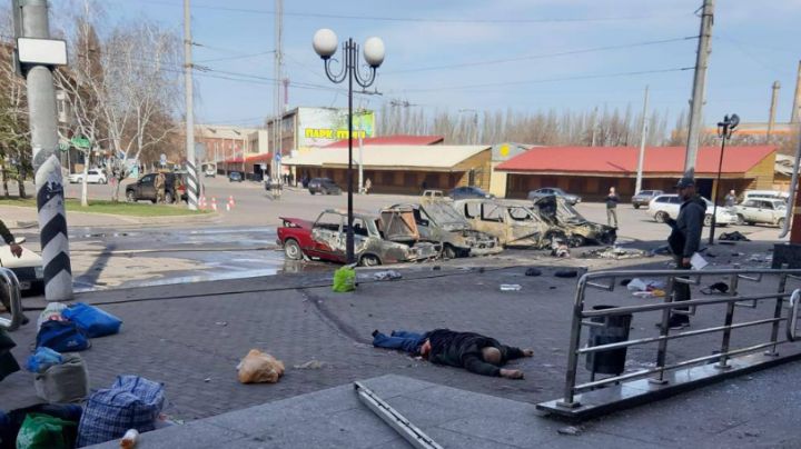 (FOTOS) Guerra entre Ucrania y Rusia: Atacan estación de tren llena de civiles; hay más 30 muertos