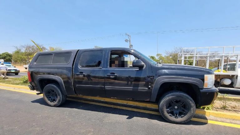 En la imagen, el vehículo baleado en Zicatela, Oaxaca