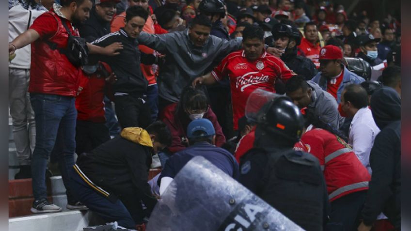 Sigue la violencia en Liga MX: Se registra trifulca entre aficionados en partido de Toluca contra Chivas