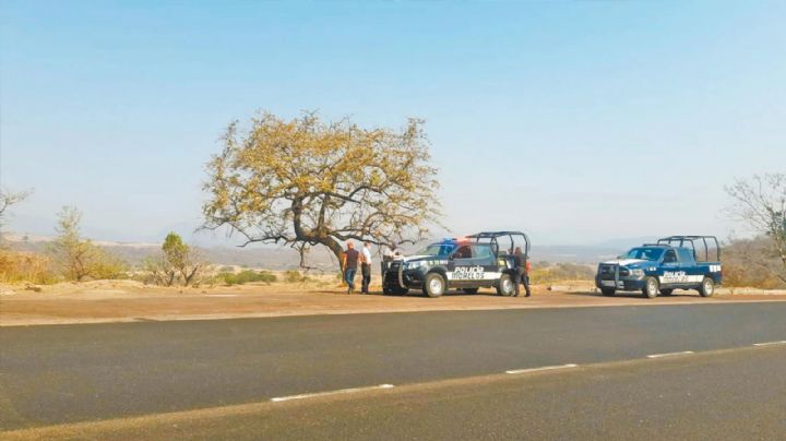 Encuentran el cadáver de un hombre a la orilla de la carretera; tenía puñaladas en la nuca