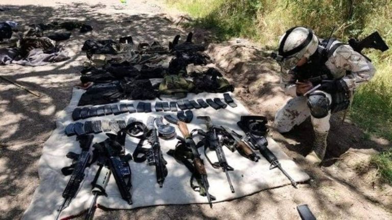 En la imagen, parte del armamento asegurado en Pitiquito, Sonora.