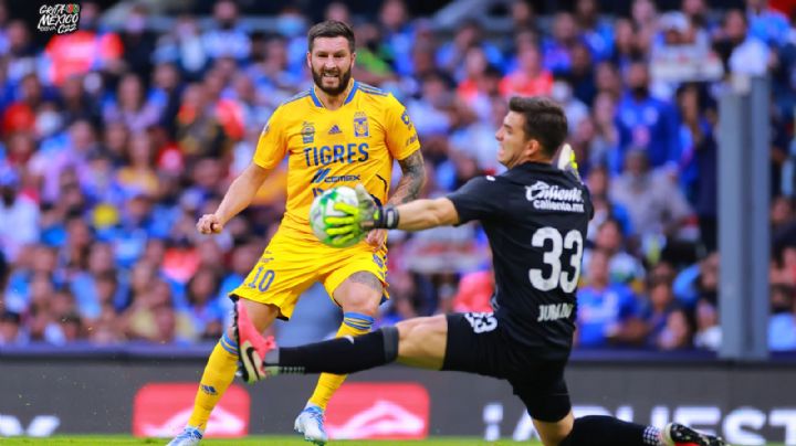 Ni con uno de más, puede el Cruz Azul ante los Tigres que ganan en el Azteca