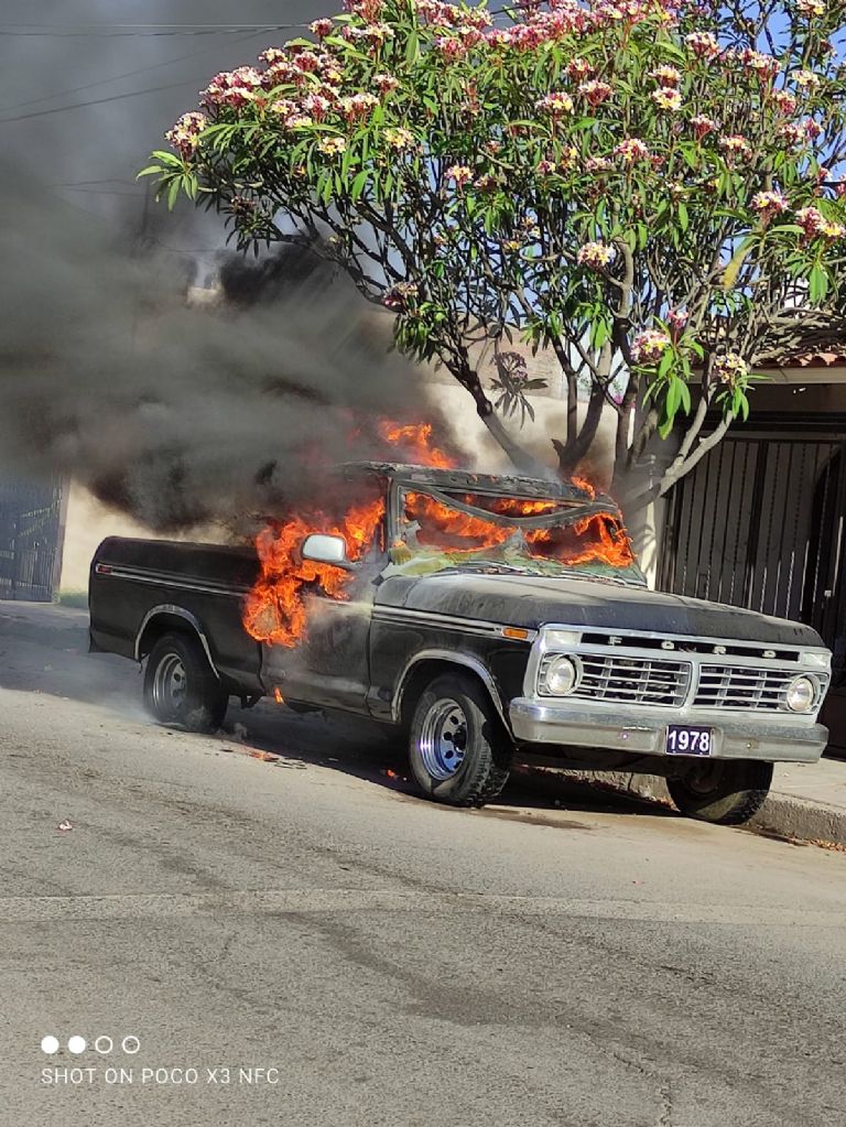 A las afueras de una vivienda en la colonia Cortinas, de Ciudad Obregón, un auto fue incendiado.