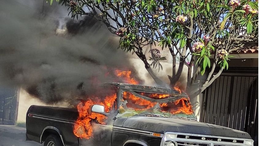 Ciudad Obregón: Vehículo arde en llamas a las afueras de una casa; un vecino lo incendiaría