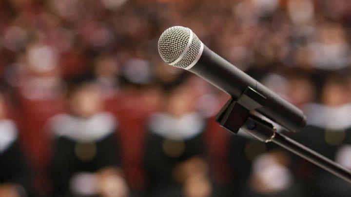 VIDEO: Entre abucheos, cancelan concierto de banda regional; el vocalista se habría desmayado