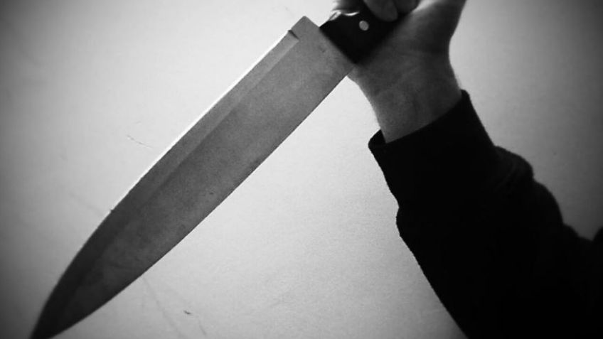 Arrestan a una mujer por apuñalar a su padre tras una discusión; la sospechosa admitió los cargos