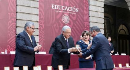 Gobierno de México envía felicitaciones a los maestros del país y adelanta aumento salarial