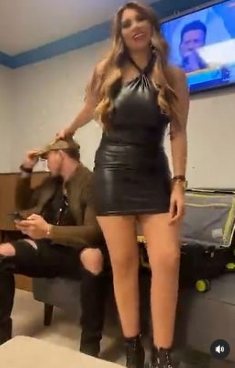 Aristeo sostiene su gorro para evitar que lo jalen