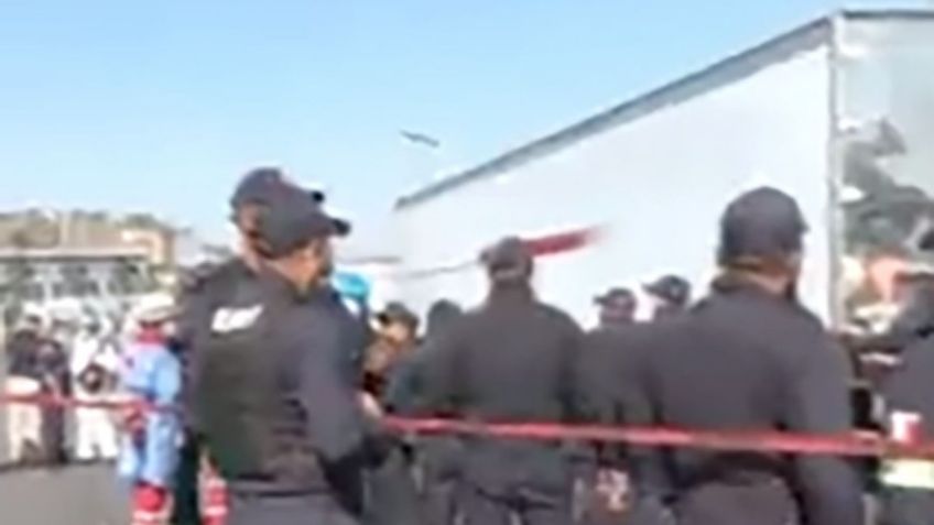 Detienen a chofer de trailer por atropellar a un motociclista y lo descubren con migrantes hacinados