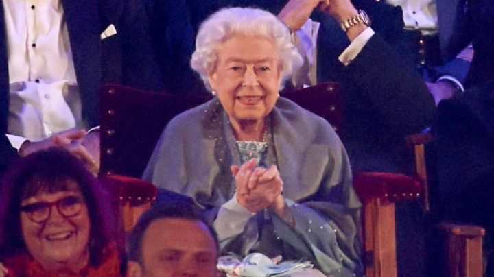 La Reina Isabel II encabeza el primer acto público por el Jubileo; se apoya de un bastón para caminar