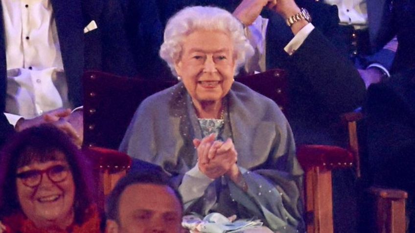 La Reina Isabel II encabeza el primer acto público por el Jubileo; se apoya de un bastón para caminar