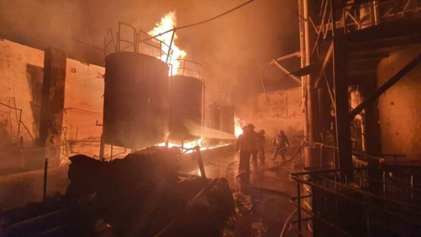 VIDEOS: A tempranas horas, se desata voraz incendio en fábrica; reportan 6 víctimas