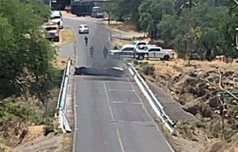 En la imagen, autoridades se movilizaron tras la balacera entre sicarios y militares, en Jalisco.