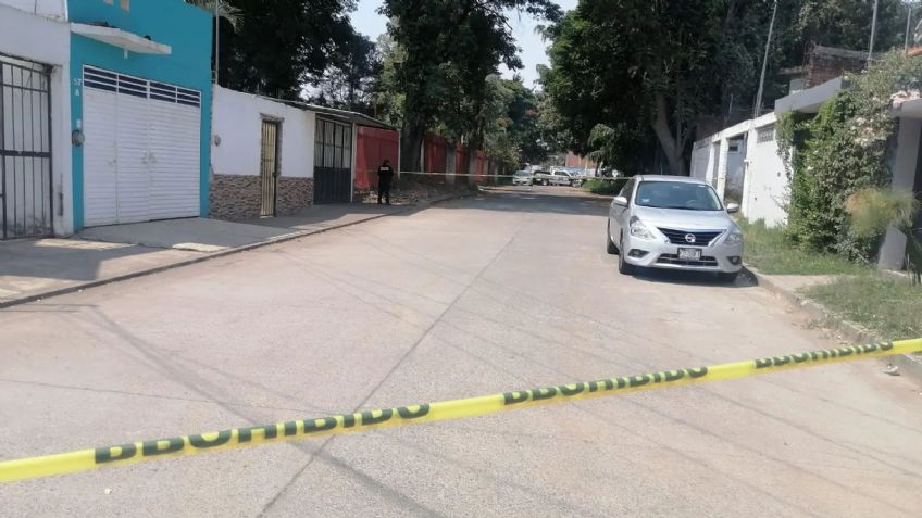 De 10 impactos de bala, pistoleros le arrebatan la vida a un taxista en Michoacán
