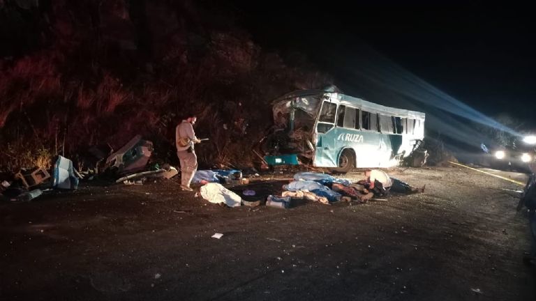 La madrugada de este jueves se reportó un accidente vehicular que dejó 14 muertos en Jalisco. Créditos: Twitter