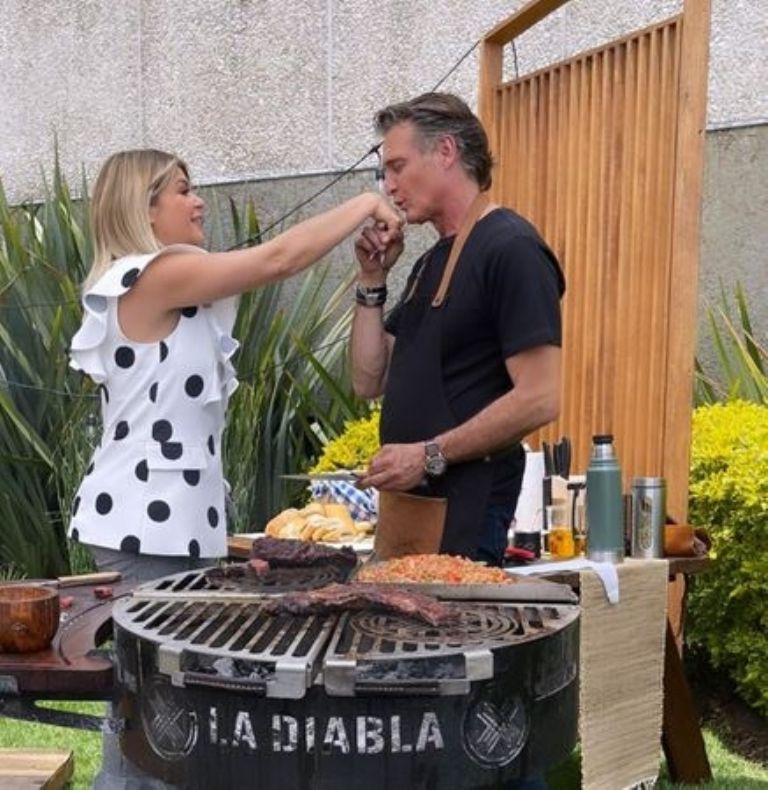 Juan Soler le da un beso en la mano a Itatí Cantoral