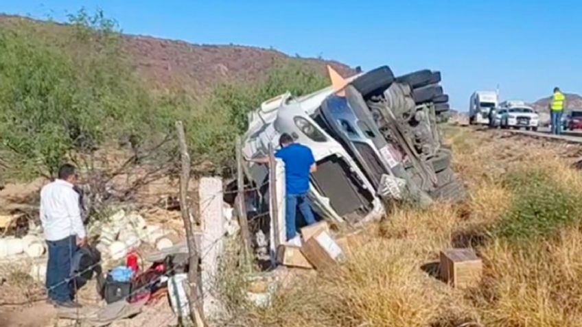 Tráiler cargado con químicos se vuelca en el libramiento Hermosillo-Obregón