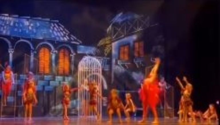 Hijas de Jacqueline Bracamontes bailando 'Live and let die'