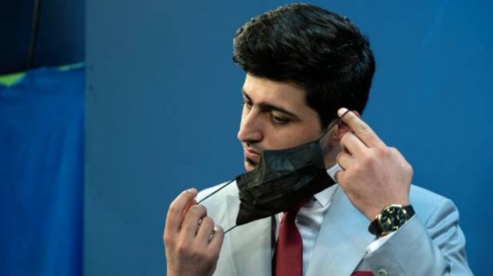 Conductores de TV se cubren la cara tras ultimátum del Taliban a las mujeres para usar burka