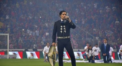 Casi imperceptible: Alex Fernández se equivoca al entonar el himno nacional en la final del Clausura 2022