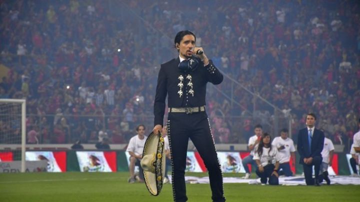 Casi imperceptible: Alex Fernández se equivoca al entonar el himno nacional en la final del Clausura 2022