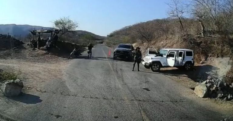 Autoridades llegan al sitio del crimen