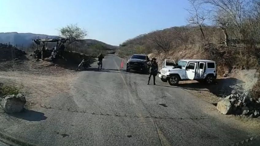 Tras detención de la prensa que cubre su gira, AMLO minimiza retén de civiles armados en Badiraguato