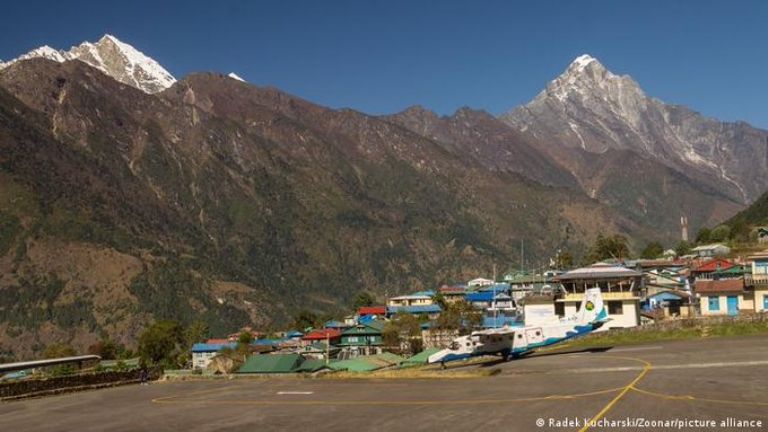 Avión desaparece en zona montañosa de Nepal 