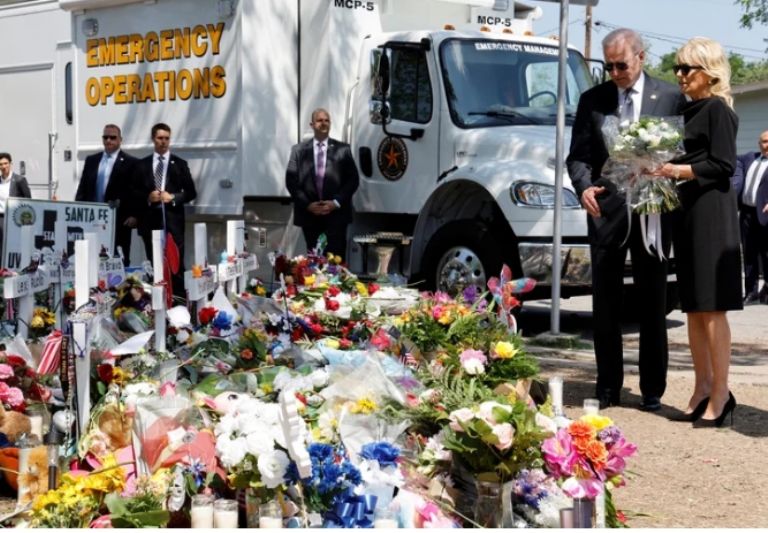 El presidente Joe Biden en el memorial que se construyó por las víctimas de la masacre en Texas. Créditos: Twitter @gamesplot