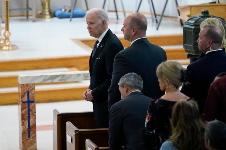 El presidente Joe Biden acudió a una ceremonia religiosa en honor a las víctimas de la masacre en una escuela de Texas. Créditos: Twitter @Telemundo