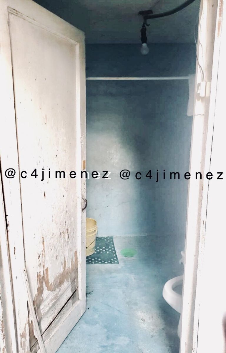 En la imagen, el baño de Karen Itzel. Créditos: Twitter @c4jimenez