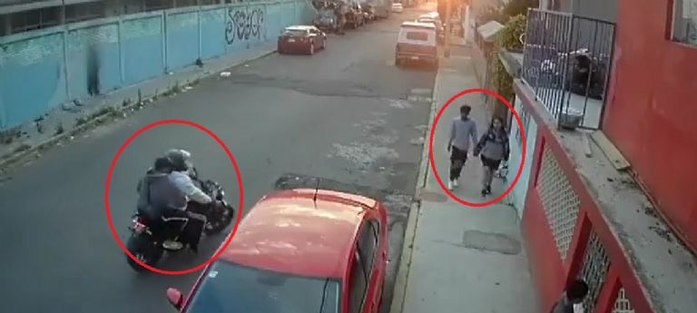 En la imagen, los presuntos ladrones y los jóvenes interceptados por las autoridades. Crédito: Captura de pantalla