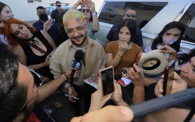 Christian Nodal muestra su nuevo look