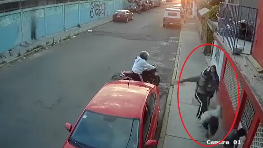 (VIDEO) De no creerse: En pleno atraco violento, joven abandona a su novia con los ladrones
