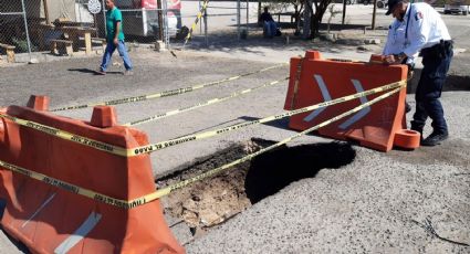 Dos vehículos caen en socavón al sur de Hermosillo; descubren a personas viviendo debajo