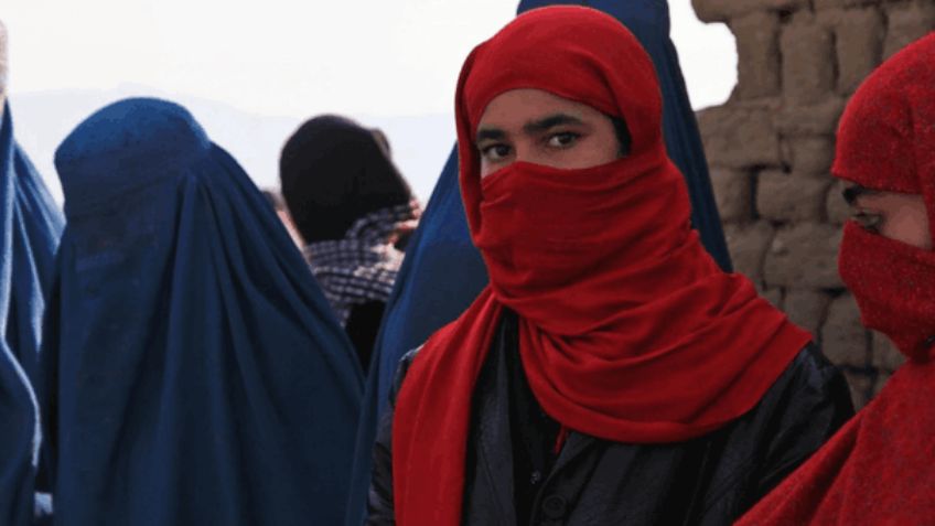 Represión en Afganistán: Talibanes niegan licencias de conducir a mujeres