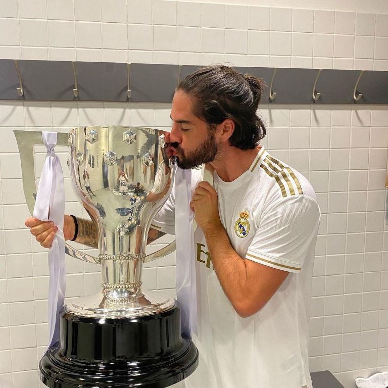 Isco con una copa ganada con el Real Madrid 