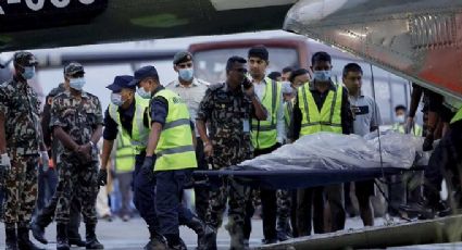 Nepal confirma la recuperación de los 22 cuerpos del avión que se desplomó en el Himalaya