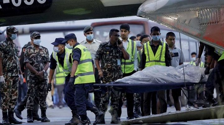 Nepal confirma la recuperación de los 22 cuerpos del avión que se desplomó en el Himalaya